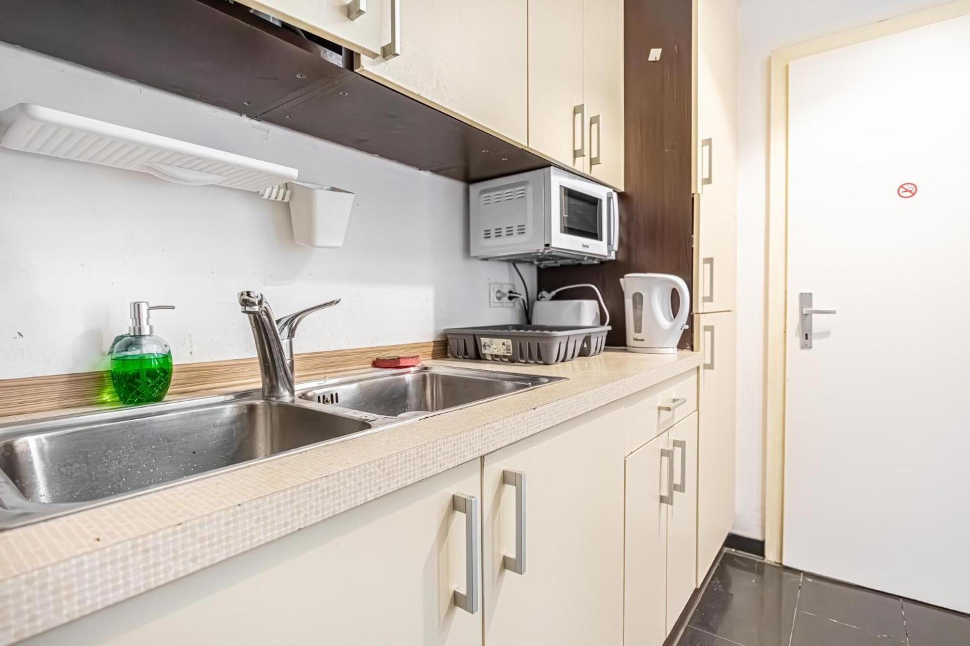 Near Danube & Millenium Tower - Massive Shared 4br * Wien