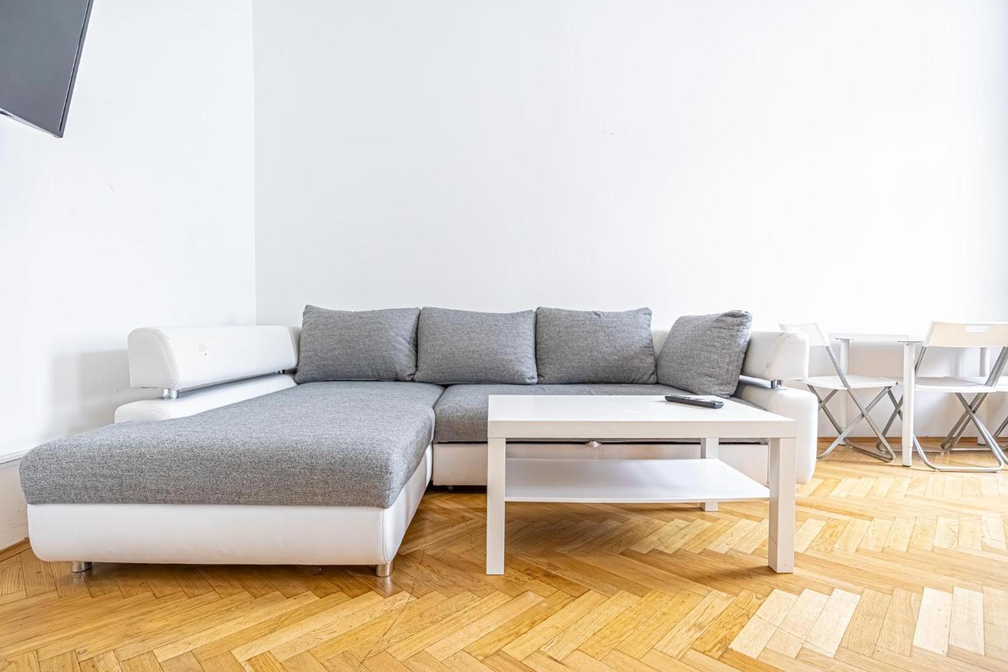 Near Danube & Millenium Tower - Massive Shared 4br Apartment Wien
