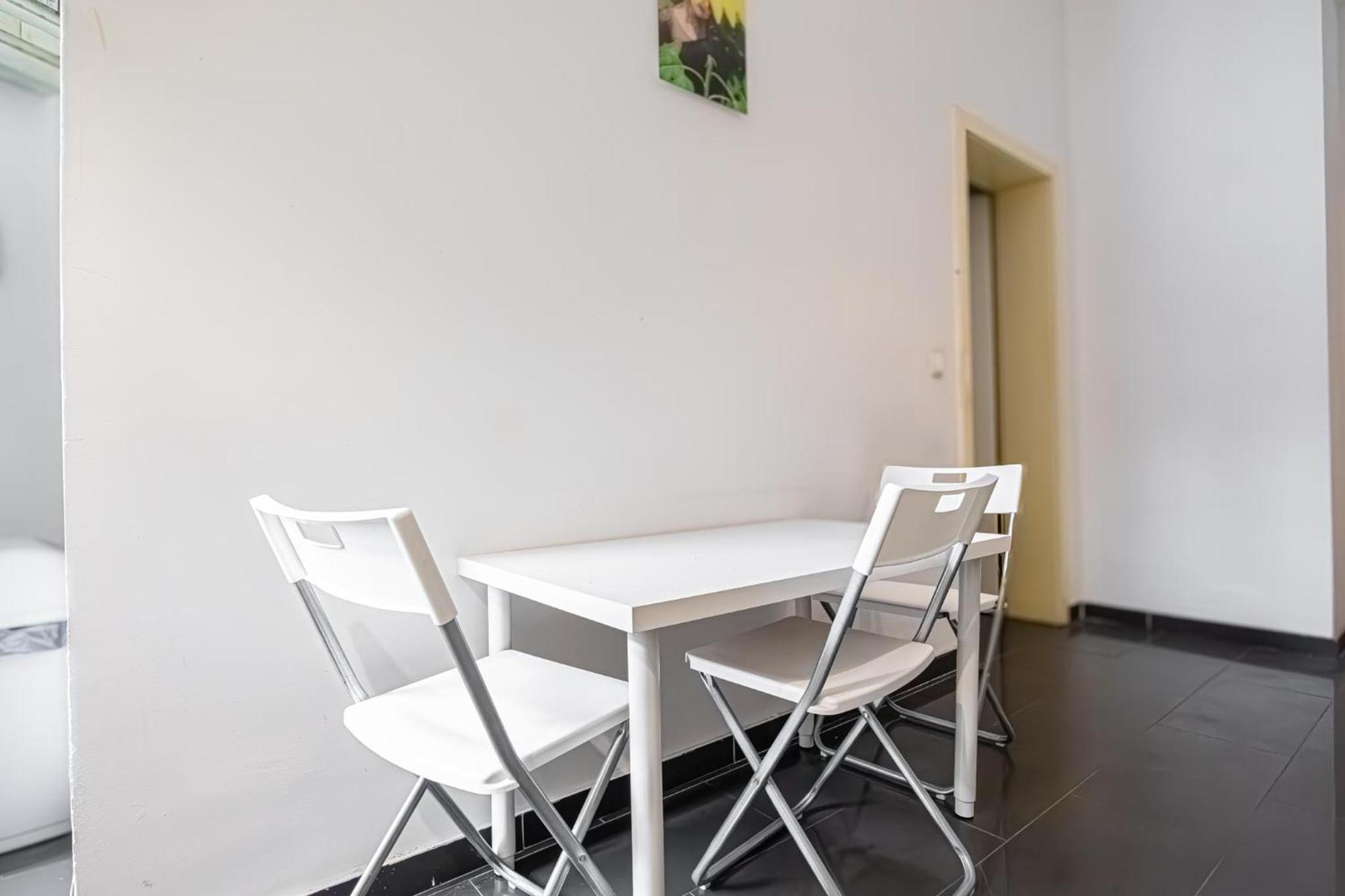 Near Danube & Millenium Tower - Massive Shared 4br Wien
